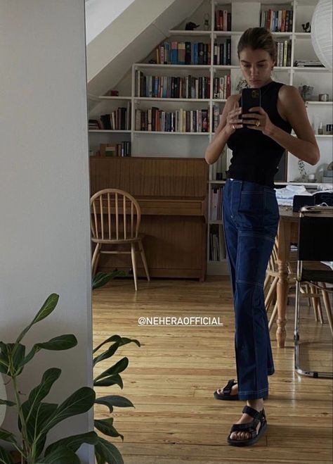 Tevas Outfit Aesthetic, Dark Jean Outfit, Off Duty Model Style Summer, Model Style Summer, Tevas Outfit, Off Duty Model, Outfit Dark, Dark Jean, Jean Outfit