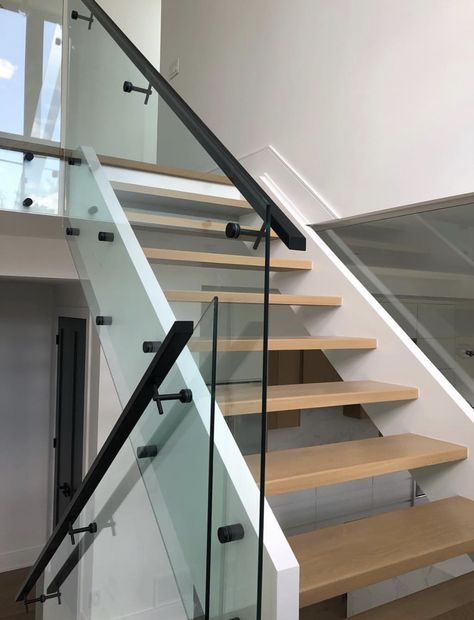 Railing Kaca, Glass Railing Design, Glass Staircase Railing, Glass Wall Design, Stairs Railing, Rustic Stairs, Staircase Railing, Staircase Railing Design, Railing Ideas