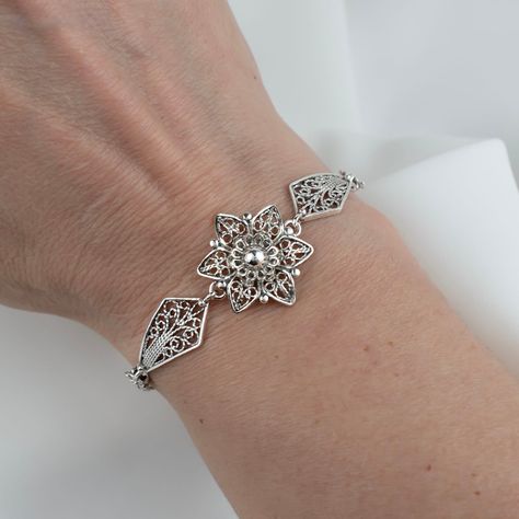 Lily Flower Design, Decoupage Jewelry, Lily Bracelet, Flower Woman, Silver Strand, Floral Jewelry, Silver Chain Style, Sterling Silver Filigree, Floral Jewellery