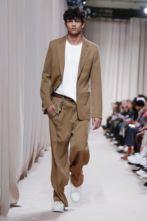 The Ami Fall Winter 2019 collection finds its inspiration in the plush, muted atmosphere of a Parisian apartment. Of crushed velvet and hounds-tooth revisited. A grandfather’s coat that is too large for the shoulders of a new generation. Yet its oversize silhouette dialogues well with the audacity of youth. The shoulder line low and waistline high, uplifted by fresh light tones for winter. Gentleman Mode, Beige Suit, Suits And Sneakers, Autumn Outfit Ideas, Dresses For Men, Ami Alexandre Mattiussi, Alexandre Mattiussi, Fall Outfits Men, Mens Outfit Inspiration