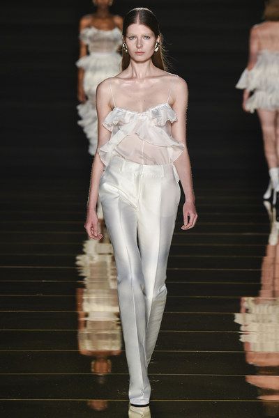 Francesco Scognamiglio Spring 2016 Francesco Scognamiglio, White Clothes, Fashion Show Images, Live Fashion, Vogue Fashion, Spring Summer 2016, 2016 Fashion, Large Fashion, Summer 2016