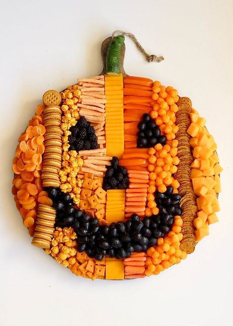 Halloween Food For Party Vegetarian, Spooky Board Food, Charspookerie Board, Halloween Food Ideas For Parties Snacks, Snack Halloween, Pumpkin Snack, Outside Halloween Decorations, Fest Mad, Kreative Snacks