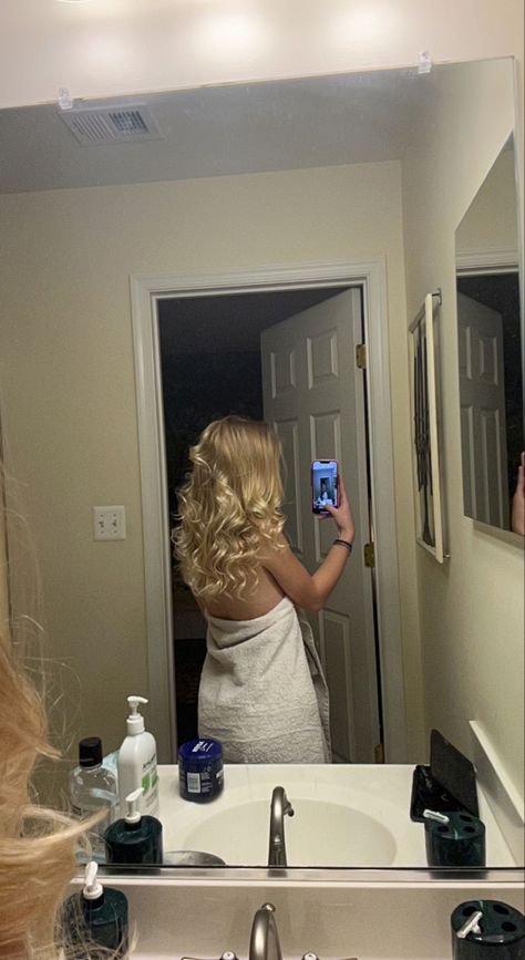 Blonde Pretty Snap Selfies, Out Of Shower Mirror Pic, Blonde Hair Mirror Pic, Blonde Snapchat Selfies, Fake Blonde Snaps, Mirror Selfie Blonde Hair, Blonde Mirror Pic, Blonde Girl Snaps, Back Arching Pose