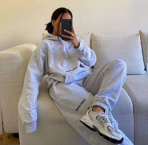 Trendy Tracksuits Women, Light Grey Hoodie Outfit, Grey Tracksuit Outfit Women, Sweat Set Outfits Women, Sweat Suit Outfits, Sweat Tracksuit, Tracksuit Aesthetic, Sweats Aesthetic, Sweat Set Outfits