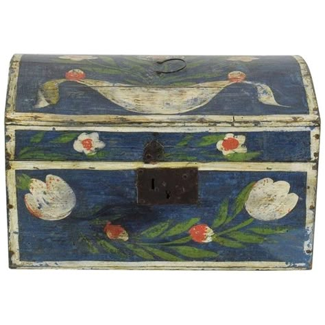 Painted Toy Chest, Folk Art Wedding, French Folk Art, Christmas Primitive Decor, Folk Art Jewelry, Christmas Primitive Crafts, Painted Trunk, Normandie France, Painted Wooden Boxes