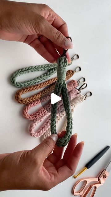 Crochet Wristlet Keychain, Crochet Wristlet, Crocheting Ideas, Crochet Cord, Instagram Diy, Wristlet Keychain, Diy Keychain, Cotton Cord, Key Chains