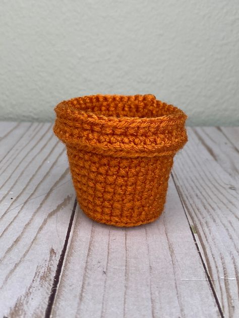 Tiny Terracotta Pots, Terracotta Pot Crochet Pattern, Crochet Plant Pot Free Pattern, Crochet Terracotta Pot, Crochet Terra Cotta Pot Pattern, Crochet Cactus Free Pattern, Door Arbor, Easy Amigurumi Crochet, Crochet Coaster Patterns