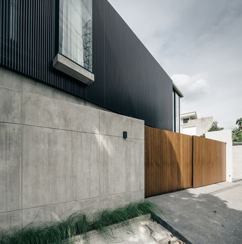 Gallery of bAAn / Anonym - 14 Concrete Elevation, Fence Design Modern, Modern Boundary Wall, Boundary Wall Ideas, Boundary Wall Designs, Fence Concrete, Concrete Patterns, Concrete Cladding, Concrete Exterior