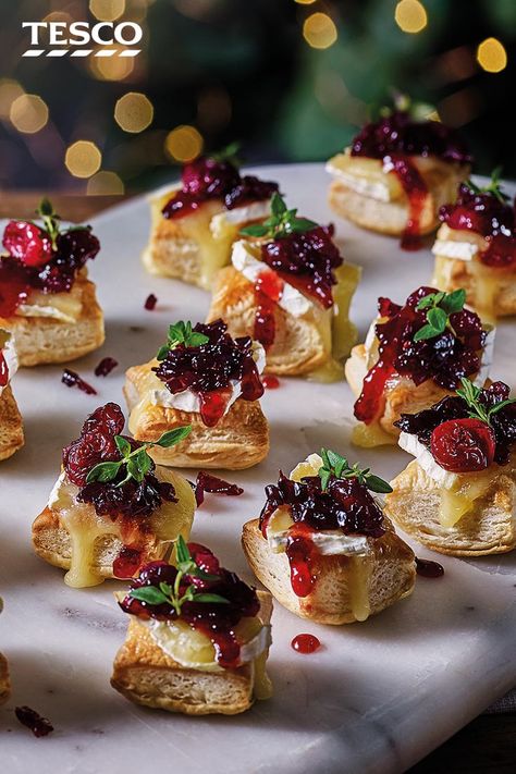 Winter Canapes Ideas, Christmas Starter Ideas, Christmas Tapas Ideas, Winter Canapes, Wedding Canapes Ideas, Cranberry Camembert, Christmas Canapes Ideas, Christmas Food Platters, Easy Catering Food Ideas