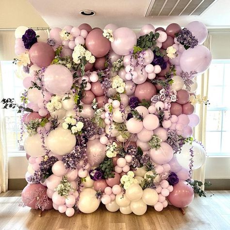 Balloon And Flower Decorations For Birthday, 30th Birthday Floral Theme, Party Decorations With Flowers, Floral Theme Decoration, Instagram Photo Wall Ideas, Sweet 16 Flower Wall, Balloons And Flowers Decorations, Floral Balloon Decor, Cottagecore Balloon Arch