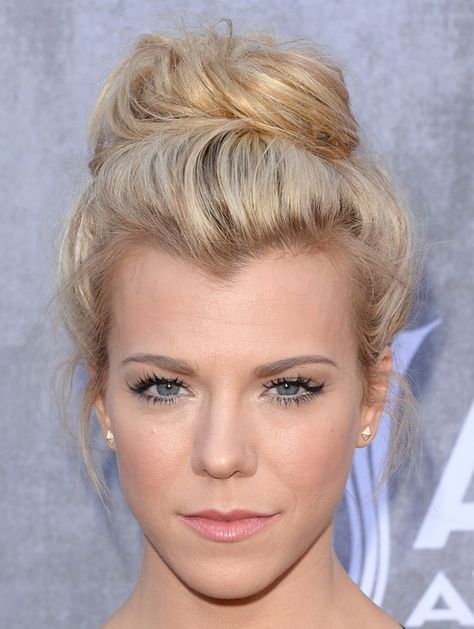 Widow's Peak Hairstyles Women, Widows Peak Hairstyles Women, Kręcony Bob, Widows Peak Hairstyles, Kimberly Perry, Hair Up In A Bun, Medium Hair Up, Bleached Hair Repair, Band Perry