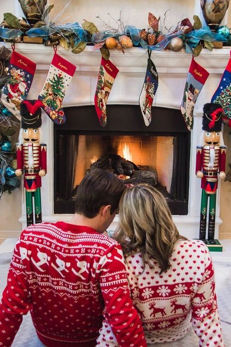 Christmas Couple Photos, Christmas Couple Pictures, Couple Christmas Card, Christmas Poses, Christmas Family Photoshoot, Christmas Card Pictures, Matching Family Christmas Pajamas, Holiday Photoshoot, Family Christmas Pictures