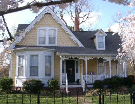 Grandmas House Exterior, Small Vintage House Exterior, Grandma Style House, Grandma House Exterior, Bloxburg Grandma House, Small Cozy House Exterior, Grandmacore House, Folk Victorian House, Housing Plans