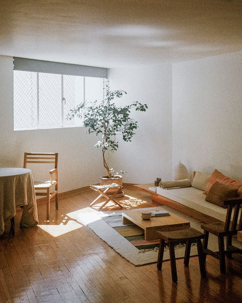 Luis Barragán and Max Cetto’s early-career rented loft in Mexico City Mexico City Apartment, Luis Barragan House, Chicago Lofts, Miami Apartment, Sitting Rooms, Studio Apt, The World Of Interiors, Lounge Design, Apartment Style