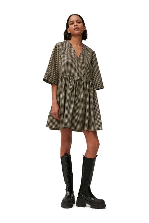 This Seersucker Mini Wrap Dress is made from a blend of certified organic cotton. The dress is designed for a regular fit with a wrap silhouette and features a v-neckline, a cutline a the waist and wide elbow-length sleeves. Ganni Wrap Dress, Ganni Dress, Casual Work Dresses, Jeans Boots, Seersucker Dress, Mini Wrap, Long Wool Coat, Basic Dress, Gingham Dress