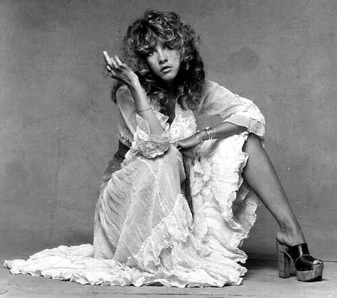 Stevie Nicks giving the middle finger, 1970s Stevie Nicks Style, Stevie Nicks Fleetwood Mac, I'm With The Band, Robert Plant, Justin Timberlake, Fleetwood Mac, Stevie Nicks, Look At You, Look Cool