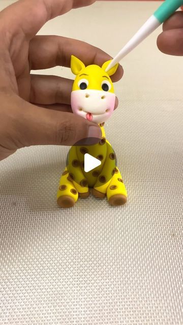 Giraffe Birthday Cake Ideas, Fondant Giraffe, Giraffe Birthday Cakes, Giraffe Cake, Clay Characters, Diy Fondant, Giraffe Cakes, Giraffe Birthday, Cake Artist