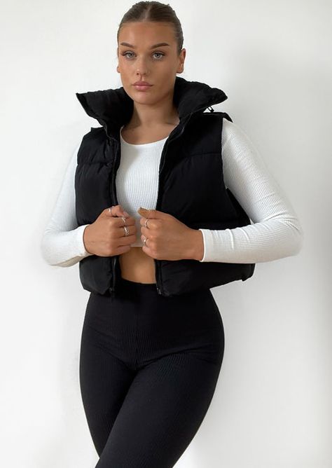 Black Gilet Outfit, Sleeveless Puffer Jacket Outfit, Sleeveless Jacket Outfit, Gilet Outfit Women, Gilet Outfit, Black Gilet, Outfits Leggins, Puffer Outfit, Portret Feminin