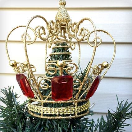 34 Most Creative Christmas Tree Toppers of All Time - Miss Wish Feather Christmas Tree Topper, Snowman Tree Topper, Pom Pom Tree, Make A Crown, Owl Tree, Diy Crown, Creative Christmas Trees, Angel Tree Topper, Snowman Tree