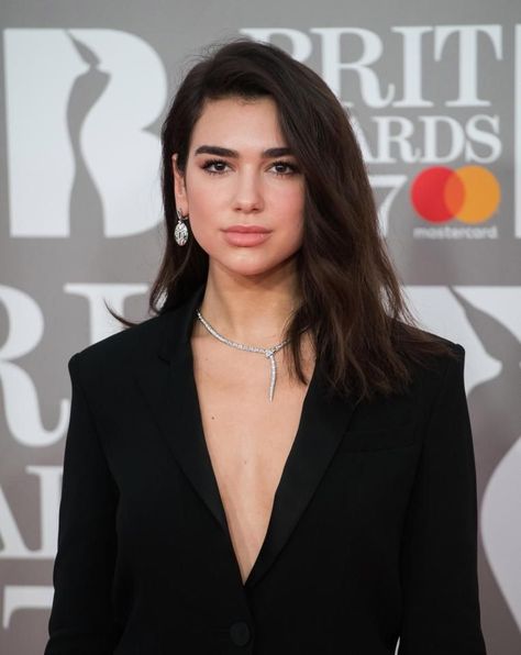 #DuaLipa #everydaywigs #Hairfashion #brownhair #longhair #celebrityhair Pulley Light, Side Parting, O2 Arena, Glamour Uk, Female Musicians, Brit Awards, Hair Trend, Dua Lipa, Celebrity Hairstyles