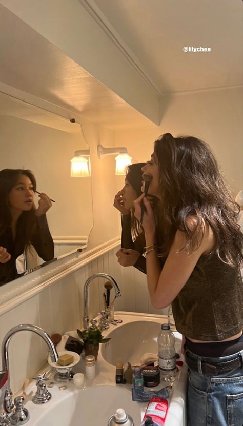 Makeup Dior, Rich Aesthetic, Aesthetic Core, Lily Chee, Female Friendship, Girls Together, Best Friends Aesthetic, Friends Aesthetic, School Trip