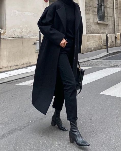 Vividspark Korean Fashion Blog Black Minimalist Outfit, Outfit Minimalista, All Black Outfits For Women, Black And White Outfit, Black Minimal, Mode Tips, Woman In Black, Simple Fall Outfits, Minimal Outfit