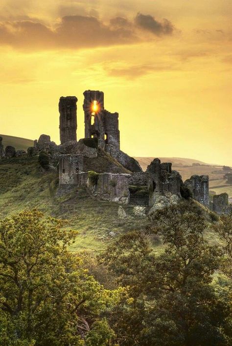 Corfe Castle Dorset, England British Castles, Corfe Castle, Old Castle, Beautiful Ruins, Chateau Medieval, English Castles, Dorset England, Abandoned Castles, Jaime Lannister