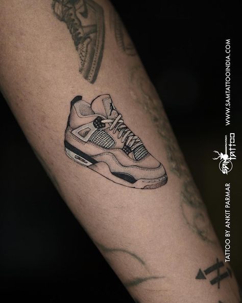 Sneaker obsession taken to the next level 👟. . . Tattoo by @inkcredible_samtattooindia . 📍 Malad / Charniroad Powered by @xtremetattooink @kwadron @kingstattoosupply #samtattooindia #sneakerhead #sneakerlove #sneaker #shoeslove #kicks #obsessed #tattoooftheday #tattoo #tattooinspiration #creativetattoos #tattoos #everysinglestrokematters Sneaker Head Tattoo, Sneaker Tattoo, Next Level Tattoo, Sticker Tattoo, Head Tattoos, Creative Tattoos, Future Tattoos, Jordans Sneakers, Sneaker Head