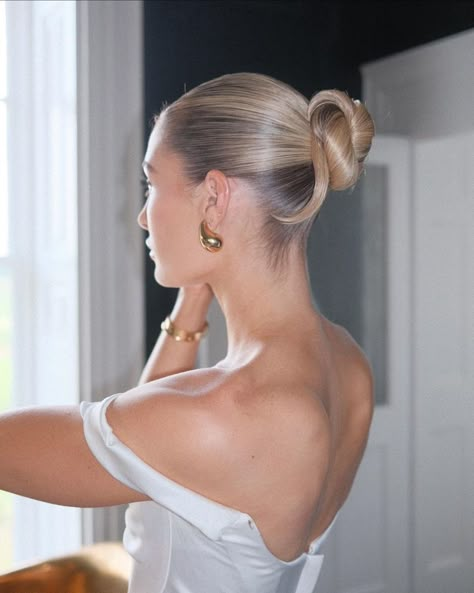 Discover the epitome of sleek elegance with these chic wedding bun hairstyles. From polished ballerina buns to modern twists, pin your favorite styles for a sophisticated and timeless bridal look. Sleek Bun Hairstyles, Slicked Back Hairstyles, 2024 Bride, Wedding Bun Hairstyles, Wedding Hair Up, Sleek Hair, Bridal Hair Buns, Sleek Updo, Bridal Hair Makeup