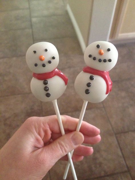 Snow Man Cake Pop, Cake Pop Designs Christmas, Sleepover Planner, Snowman Cakepops, Winter Cake Pops, Christmas Cake Pops Recipe, Brownie Cake Pops, Snowman Cake Pops, Holiday Cake Pop