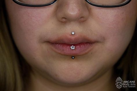 Vertical Labret Piercing, Vertical Labret, Labret Piercing, Facial Piercings, Cute Piercings, Halloween Tattoos, Body Piercings, Body Mods, Tattoos And Piercings