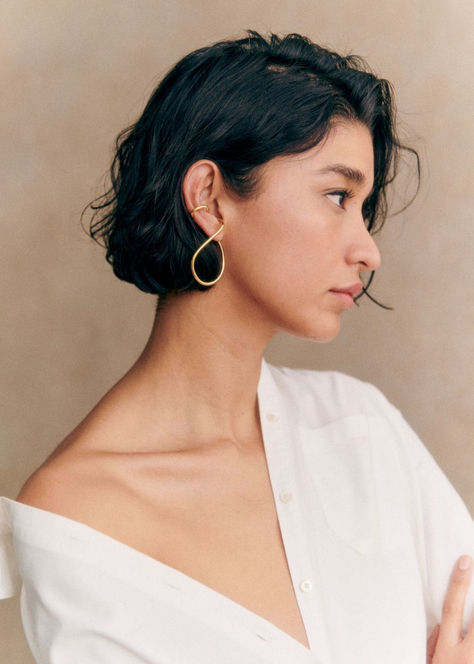 Sézane gold-plated brass earrings: they are placed directly on the ear, like an earcuff. Sezane Ring, Sezane Leontine Jumper, Sezane Earrings, Sezane Winter 2022, Sezane Emile Cardigan, Blue Orchids, Swimwear Dress, Colorful Earrings, Short Hairstyles For Women