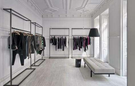 Minimal Store, Showroom Inspiration, Fashion Showroom, Industrial Shop, Retail Store Interior Design, Clothing Store Interior, Showroom Ideas, Retail Store Interior, Showroom Interior Design