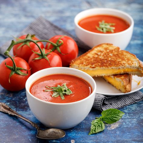 Gma's Homemade Tomato Soup Blender Sauces, Blender Tomato Soup, Paste Tomatoes, Blender Soup, Tomato Soup Homemade, Soup Easy, Instant Pot Soup, Vegetable Broth, Tomato Soup Recipes