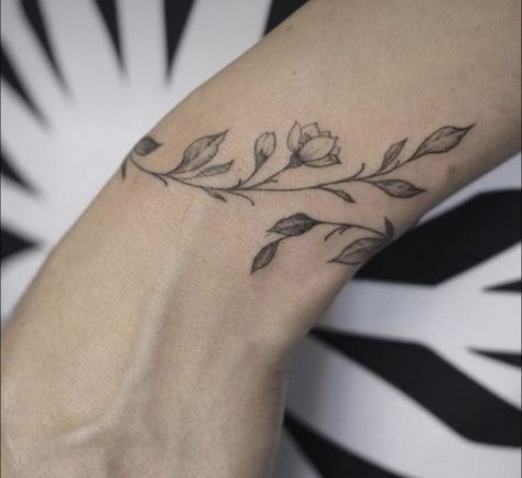 Wrist Tattoos Flower, Best Wrist Tattoos, Arm Wrap Tattoo, Wrap Around Wrist Tattoos, Wrist Bracelet Tattoo, Around Arm Tattoo, Wrap Around Tattoo, Cuff Tattoo, Wrist Tattoo Ideas