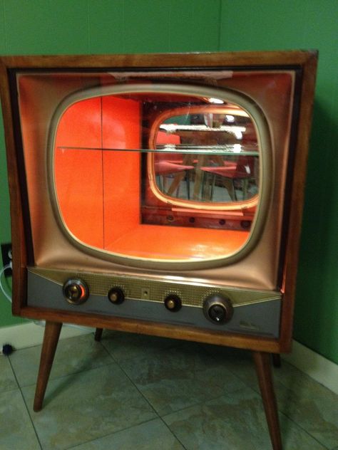 TV liquor cabinet. Now I need to find an old TV. Tv Liquor Cabinet, Recycle Old Tv, Vintage Tv, Retro Tv, Retro Home Decor, Old Tv, Small Details, Flipping Furniture, Redo Furniture