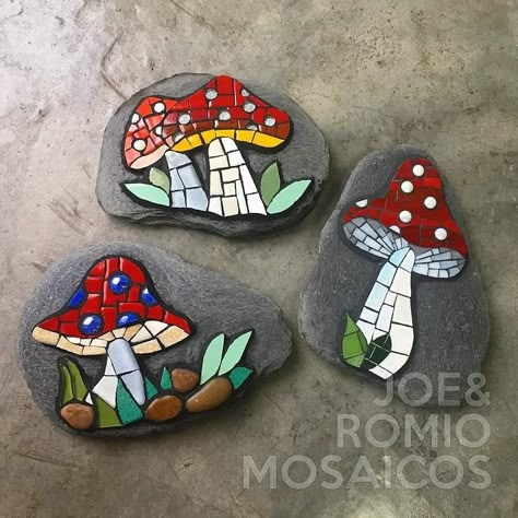 Easy Mosaic, Mosaic Tiles Crafts, Mosaic Art Diy, Mosaic Rocks, Mosaic Stepping Stones, Mosaic Pots, Mosaic Flower Pots, Mosaic Garden Art, Mosaic Art Projects