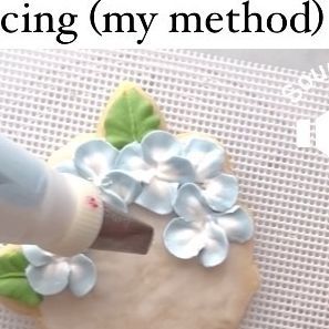 Hydrangea Icing Tip, Hydrangea Cookies Decorated, Royal Icing Flowers Tutorial, Hydrangea Cookies, Hydrangea Cookie, Icing Consistency, Cookies Flowers, Royal Cookies, Flower Piping