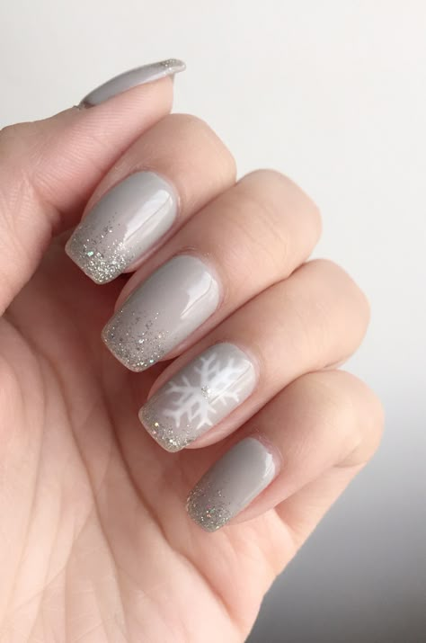 Elegant Snowflake Nails, Grey Nails With Snowflake Winter, Simple Snowflake Nails Acrylic, Snowflake Dip Nails, White Nails With Gold Snowflake, Gray Snowflake Nails, Simple Snowflake Nails, Grey Christmas Nails, Accent Nail Art