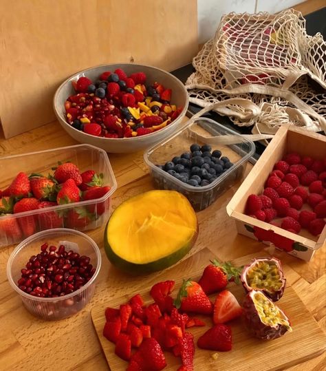 Summer Fruit Salad Aesthetic, Summer Meals Aesthetic, Summer Salad Aesthetic, Aesthetic Fruit Salad, Fruit Salad Aesthetic, Summer Fruit Aesthetic, Summer Days Aesthetic, Eating Pictures, Salad Aesthetic