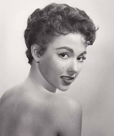 Rita Moreno Makeup, Old Hollywood Headshots, Rita Moreno Hair, Fifties Hairstyles, Puerto Rican Celebrities, Puerto Rican Actresses, 50’s Aesthetic, Hispanic Actresses, Human Drawing Reference