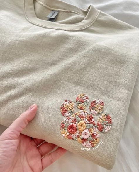 Embroidery Dog Paw, Cat Paw Embroidery, Paw Embroidery, Paw Print Embroidery, Embroidery T Shirt, Flower Artists, Basic Embroidery Stitches, Handmade Embroidery Designs, Thread Colors