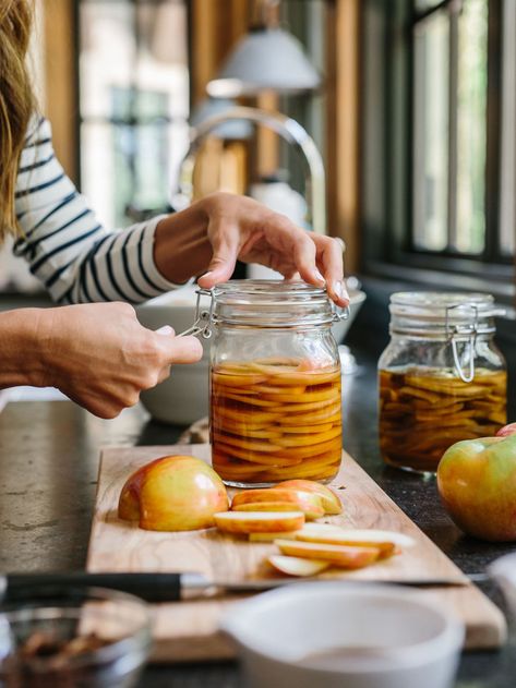 Pear Pickles, Pickles Apples, Preserved Apples, Apple Pickles, Pickled Apples Recipe, Preserving Pears, Fruit Pickles, Fermented Apples, Pickled Pears