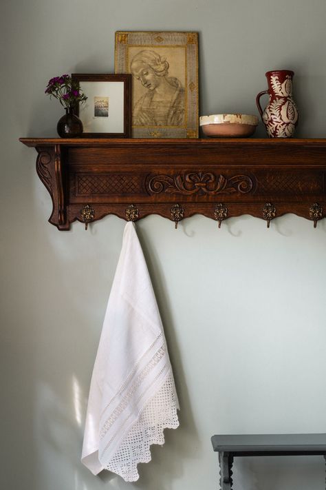 A huge, old Flemish coatrack now holds hand towels and dishcloths while displaying antiques. The bench is painted in Vintage Vogue by Benjamin Moore to match the cabinets. Simple Wall Decor Ideas, Fairy Tale Cottage, Kentucky Home, Good Foundation, Timeless Color Palette, House Beautiful Magazine, Stylish Wall Decor, Walnut Chair, Velvet Upholstered Bed