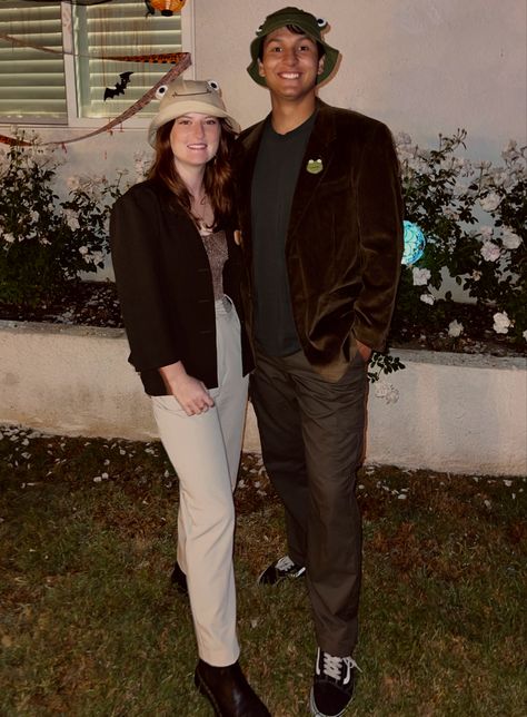 frog and toad halloween costumes: couple wearing frog hats at a halloween party Frog And Toad Couples Costume, Frog And Toad Halloween Costume, Frog And Toad Costume Diy, Frog And Toad Outfit, Really Easy Halloween Costumes, Frog And Toad Costume, Frog Halloween Costume, Real Frog, Literary Costumes