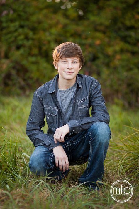 teenage boy photography poses - Google Search Senior Picture Poses, Boy Photo Shoot, Senior Boy Poses, Children Photography Poses, Family Picture Poses, Senior Pictures Boys, Senior Guys, Senior Pictures Poses, Foto Poses