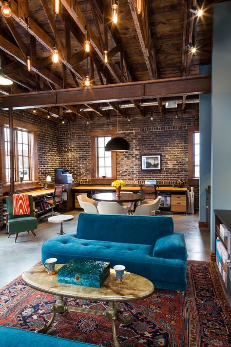 Mid Century Modern Office Design, Brick House Interior, Industrial Decor Living Room, Living Room Industrial, Chic Living Room Decor, Modern Rustic Living Room, Diy Living Room Decor, Industrial Livingroom, Bed Design Modern