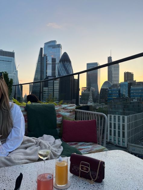 London Nights Out Aesthetic, Rooftop London, London Rooftop, London With Friends, Lunch In London Aesthetic, London Aesthetic Friends, Rooftop Drinks, London Girl Aesthetic, London Aesthetic Night Friends