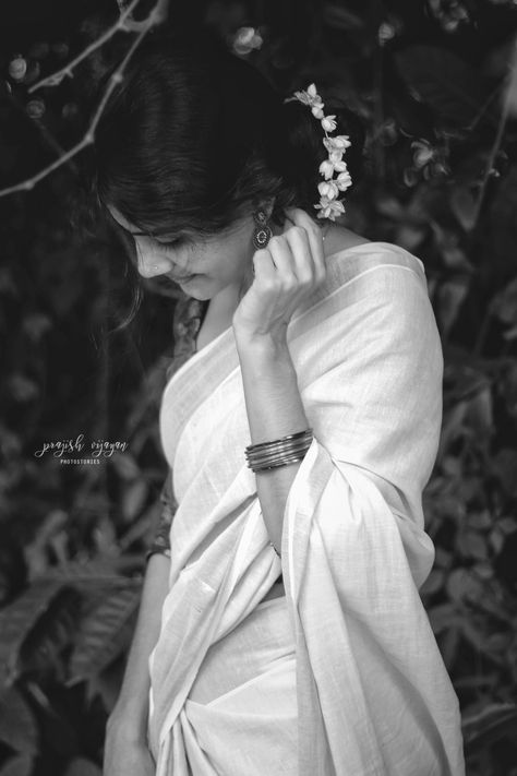 Kerala Traditional Saree Poses, White Saree Poses, Traditional Saree Photoshoot Poses, Traditional Saree Poses, Onam Photoshoot Ideas, Saree For Onam, Onam Saree Kerala, Onam Shoot, Onam Photoshoot