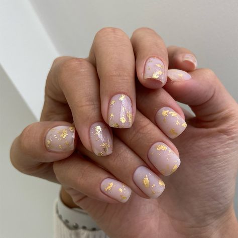 Chrome Nails With Gold Foil, Simple Nails Gold Foil, Dip Foil Nails, Golden Short Nails Designs, White Nail Gold Foil, Simple Foil Nails, Manicure Gold Foil, Gold Foil Dip Nails, Gold Foil Flake Nails